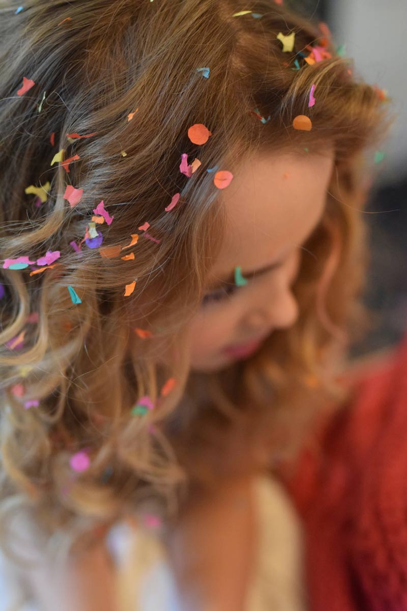 Petite fille avec confetti dans les cheveux