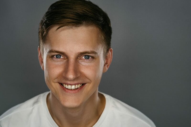 Homme souriant en gros plan