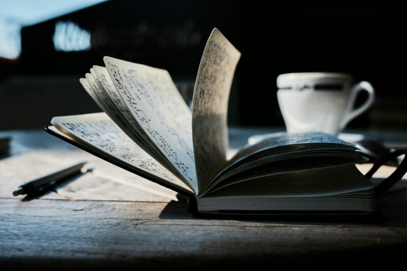 Livre ouvert sur un bureau