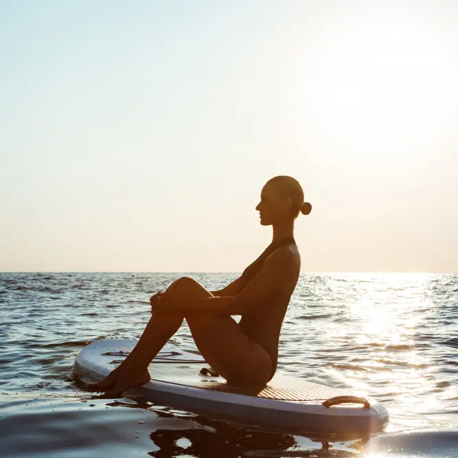 Femme relaxation sur planche