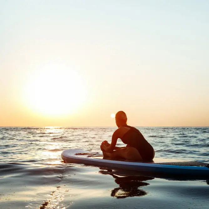 Femme sur planche surf MBSR réduction du stress